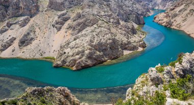 Pitoresk Kanyon altındaki nehir.