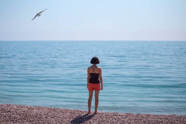 İnce kız denize bakıyor..