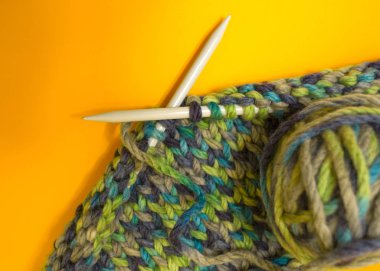 Örgü iğneleri ve çok renkli iplikler..