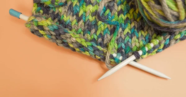 Knitting needles and multi-colored threads. — Stock Photo, Image