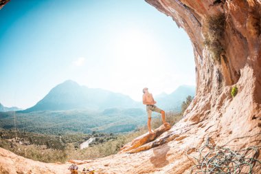 Dağcı yola tırmanmaya hazırlanıyor..