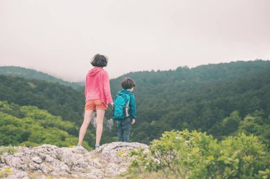 Annesiyle dağın tepesinde olan çocuk..