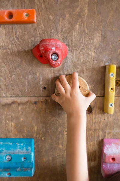 Il bambino è impegnato in formazione in una palestra di arrampicata . — Foto Stock