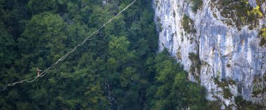 Highline dağlarda.