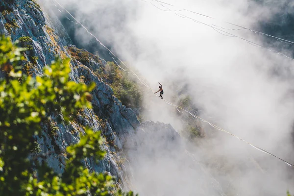 ハイライナーは雲の上のスリングに行く. — ストック写真