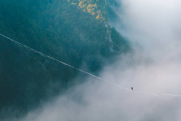 Highliner va en una honda por encima de las nubes . —  Fotos de Stock