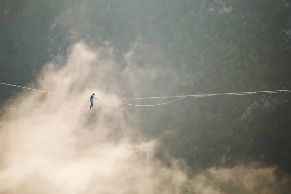 ハイライナーは雲の上のスリングに行く. — ストック写真
