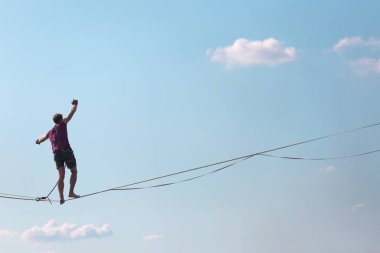 Mavi gökyüzünün arka planında Highliner.