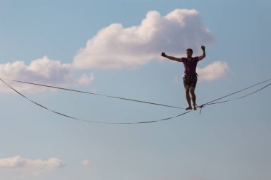Mavi gökyüzünün arka planında Highliner.