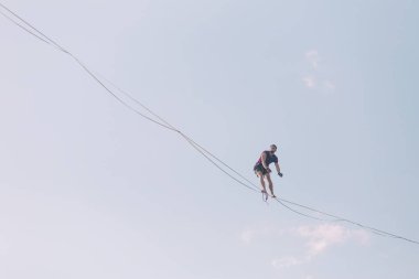 Mavi gökyüzünün arka planında Highliner.