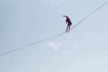 Mavi gökyüzünün arka planında Highliner.