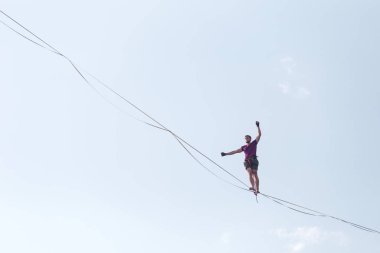 Mavi gökyüzünün arka planında Highliner.