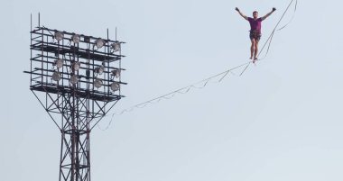 Mavi gökyüzünün arka planında Highliner.