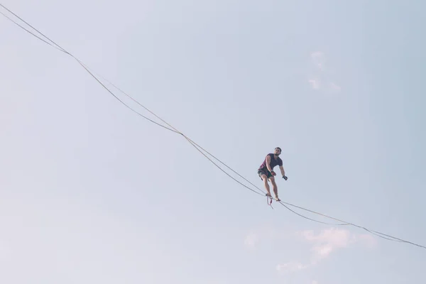 Highliner vor blauem Himmel. — Stockfoto