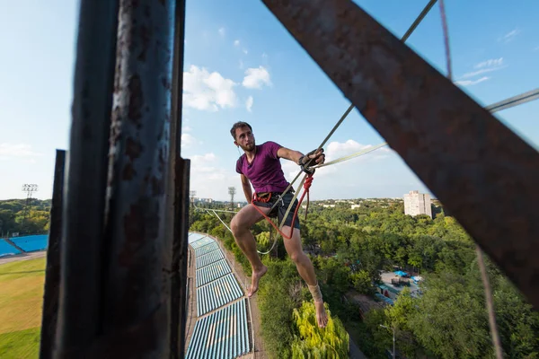 Highliner sits on a line above the stadium — Stock Photo, Image