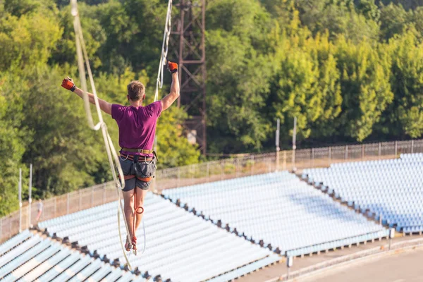 Highliner goes over the stadium. — Stock Photo, Image