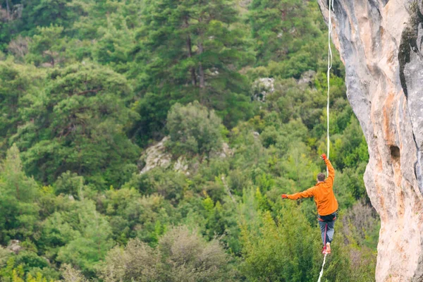 Highline dans les montagnes . — Photo