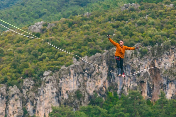 Highline in de bergen. — Stockfoto