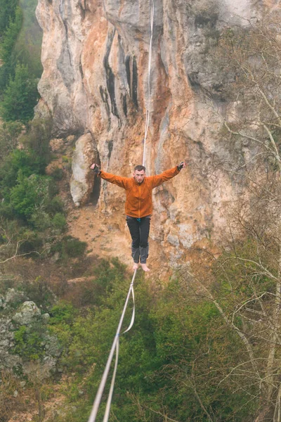 Highline dans les montagnes . — Photo