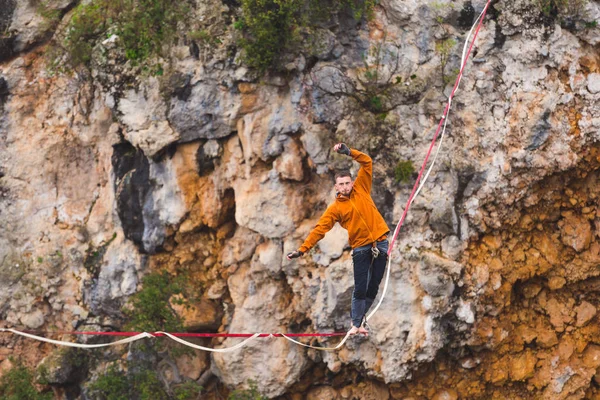 Highline in de bergen. — Stockfoto