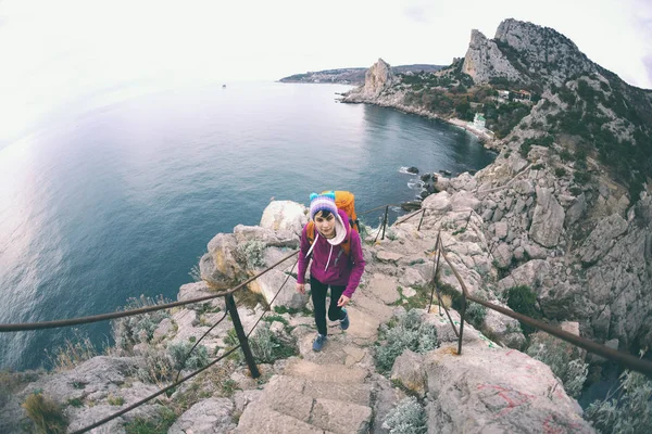 Una donna sale le scale verso la cima della montagna . — Foto Stock