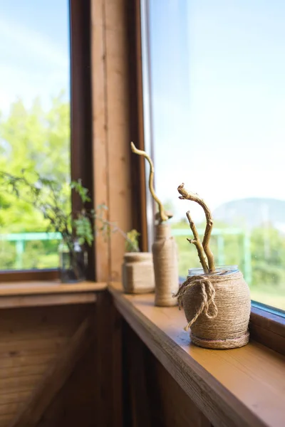 Jarrón decorativo en el alféizar . — Foto de Stock