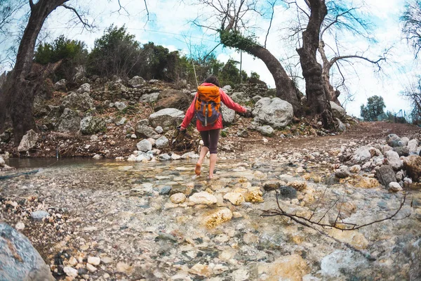 Barefoot girl crossed the mountain river. — Stock Photo, Image