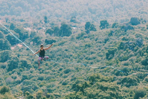 Highline dans les montagnes . — Photo