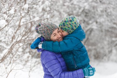 Anne çocuğu kucaklıyor..