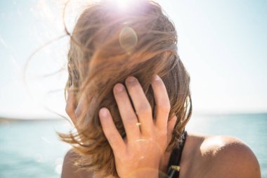 Rüzgarda savrulan saçlar.