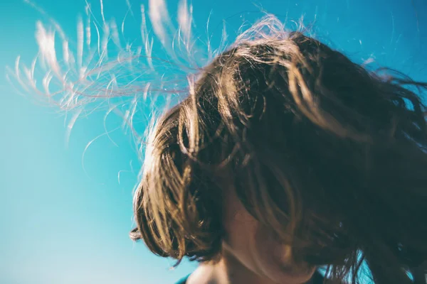 I capelli soffiano nel vento . — Foto Stock