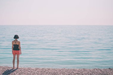İnce kız denize bakıyor..