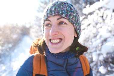 Kış yürüyüşüne çıkmış bir kadın..