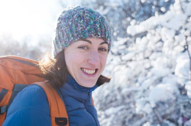 Kış yürüyüşüne çıkmış bir kadın..