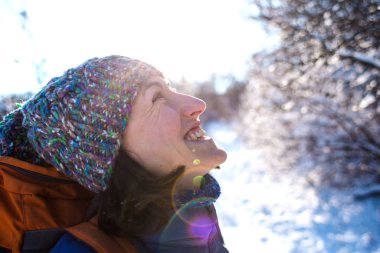 Kış yürüyüşüne çıkmış bir kadın..
