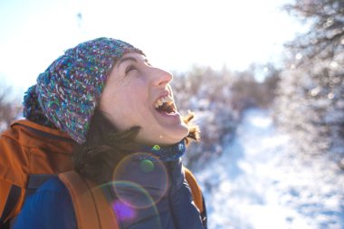 Kış yürüyüşüne çıkmış bir kadın..