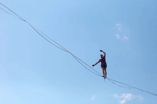 Highliner Pozadí Modrého Nebe Dělá Pohyb Muž Kráčí Natažené Pásce — Stock fotografie