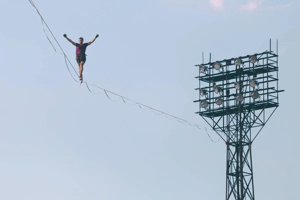 Highliner Background Blue Sky Man Walks Sling Stretched Towers Performance — Stock Photo, Image