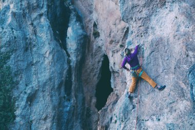 Bir kız kayaya tırmanıyor. Sporcu doğada antrenman yapar. Kadınlar zor tırmanış rotalarının üstesinden gelir. Güçlü bir dağcı. Olağanüstü bir hobi. Türkiye 'de kaya tırmanışı.