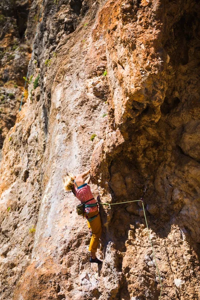 Una Chica Trepa Una Roca Atleta Entrena Naturaleza Mujer Supera —  Fotos de Stock