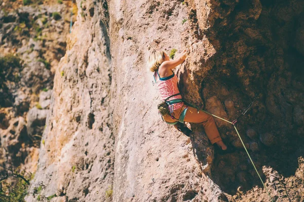 Een Meisje Klimt Een Rots Atleet Traint Natuur Vrouw Overwint — Stockfoto