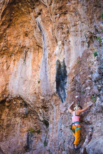 Una Chica Trepa Una Roca Atleta Entrena Naturaleza Mujer Supera —  Fotos de Stock