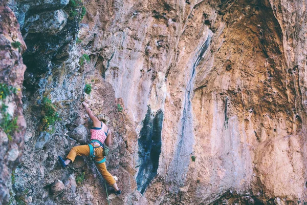 少女は岩に登る 選手は自然に訓練する 女性は困難な登山ルートを克服します 強力な登山家 趣味は トルコのロッククライミング — ストック写真