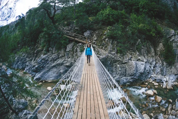 Bir Kadın Resimli Yerlerde Tek Başına Seyahat Eder Sırt Çantalı — Stok fotoğraf