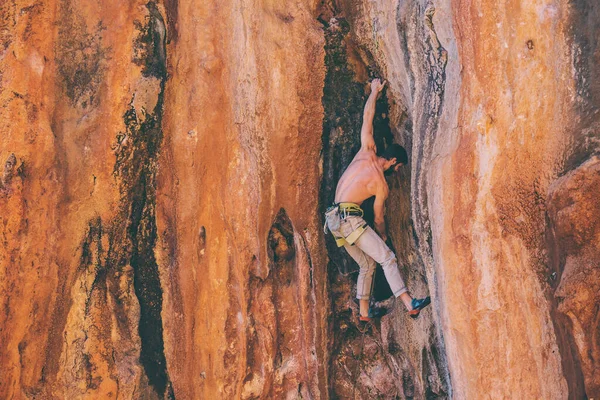 Homem Forte Sobe Penhasco Escalador Supera Uma Rota Escalada Difícil — Fotografia de Stock