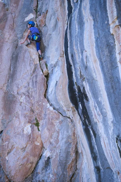 Woman Helmet Climbs Beautiful Blue Rock Climbing Protective Equipment Safety — Stock Photo, Image