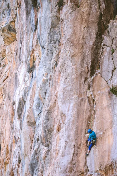Eine Frau Mit Helm Erklimmt Einen Wunderschönen Orangefarbenen Felsen Kletterschutzausrüstung — Stockfoto