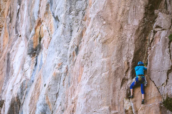 Miğferli Bir Kadın Güzel Bir Turuncu Kayaya Tırmanıyor Koruyucu Ekipmana — Stok fotoğraf