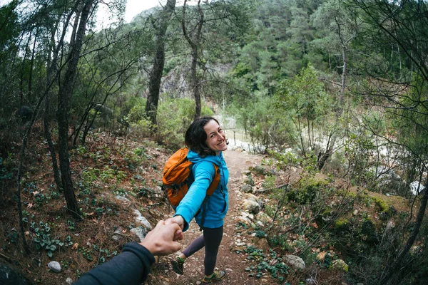 Una Mujer Con Una Mochila Lleva Mano Amada Viajando Juntos —  Fotos de Stock