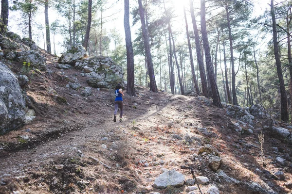 Una Mujer Corre Por Sendero Montaña Runner Está Entrenando Bosque — Foto de Stock